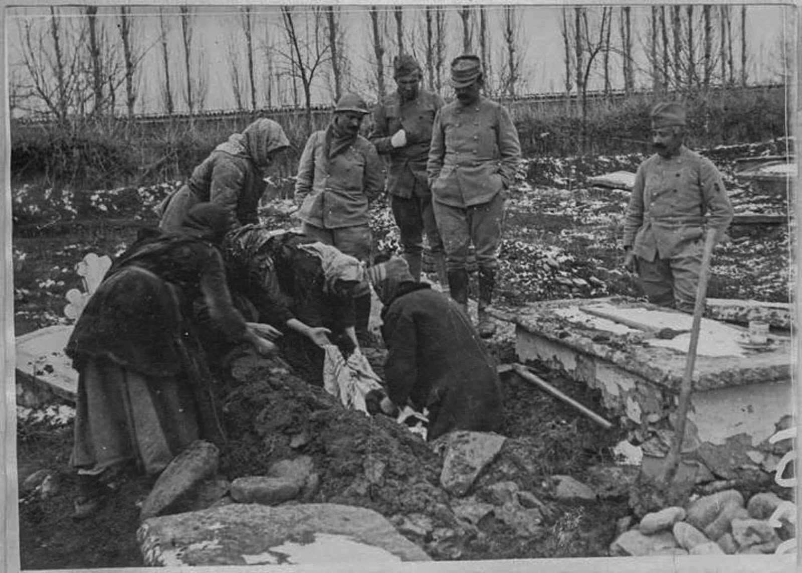 Погреб на девојче, жртва на бомбардирањето - Битола, Јануари 1917