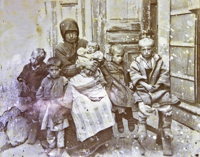 Mother with starving children in Bitola during World War I - photo Manaki / Мајка со прегладнети деца во Битола за време на Првата светска војна - фото Манаки - History of Bitola