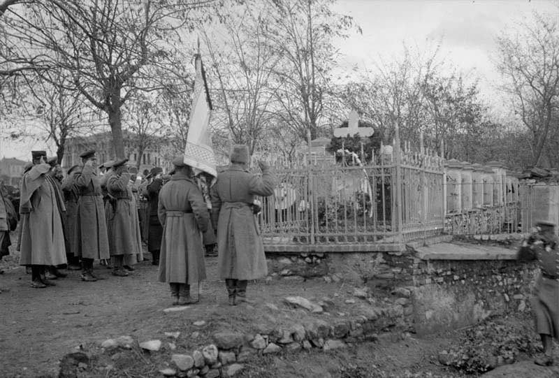 Bitola - 1916/17 - Russian soldiers pay tribute to the memorial dedicated to the Consul Alexander Arkadievich Rostkovsky