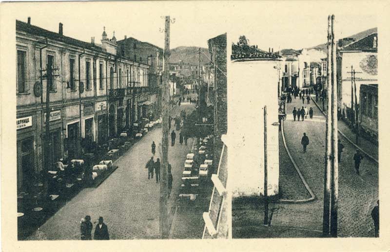Широк Сокак на разгледница од 1925 година. На левата страна е хотелот „Босна“ со слаткарницата „Пешка“ прва на левата страна, и многубројните мали ресторани од двете страни на улицата. Десно е поглед на Широк Сокак кон југ