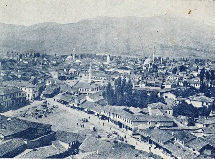 Панорама на Битола направена од минарето на Хајдар Кади џамијата, во 1915 година. Во преден план е Дрвен Пазар (подоцна наречен Овчки Пазар) а подалеку Сунгур Чауш џамијата која денес не постои, Исак Јени џамијата и Саат кулата. Разгледницата е издадена и печатена во: Printing House- Boushinov