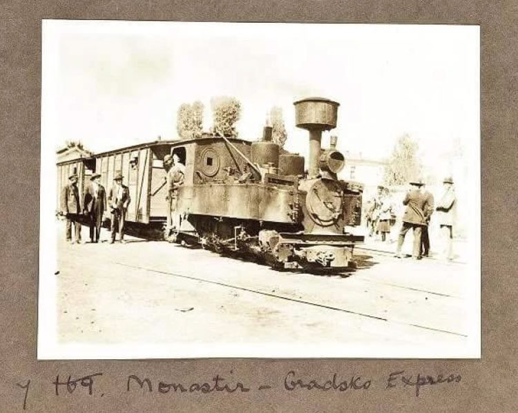 Фотографија од малиот воз-”Монастир-Градско Експрес” снимен некаде меѓу овие две станици. Фотографијата е од 1923 година а автор на истата е: Margaret Masson Hasluck University Collage London, United Kingdom