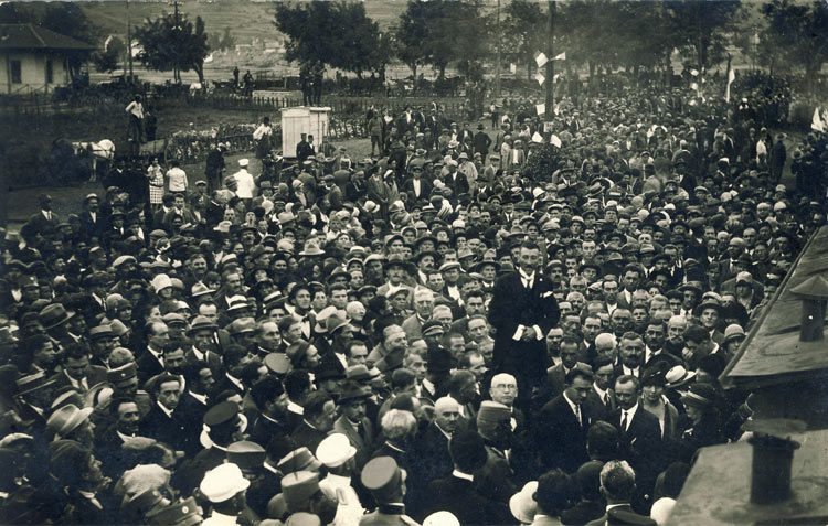 Насловот на ова фотографија е “Железничка станица Битољ” направена од битолскиот фотограф Тома Нацковиќ некаде во триесеттите години од минатиот век; група граѓани од Србија допатувале во Битола, по повод прославата од пробивањето на македонскиот фронт и почит на паднатите војници на Кајмакчалан и Добро Поле.