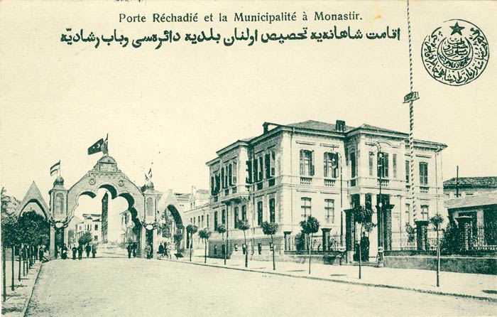 Триумфалната капија на Султанот Мехмед Решат V, подигната во негова чест до општинската зграда, која беше негова разиденција за време на престојот. Капијата остана сé до 1913 година а можеби и подоцна.