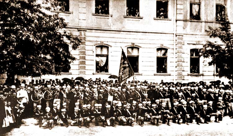 Гимнастичко друштво „Пелистерски јунак“ Битола 1909 год. сликано пред денешното О.У. Кирил и Методиј