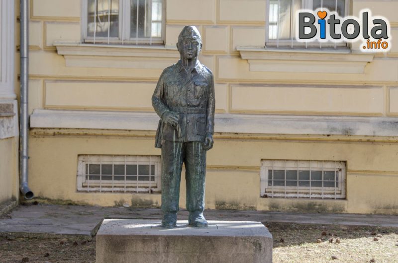 Споменик на пионер – Курир