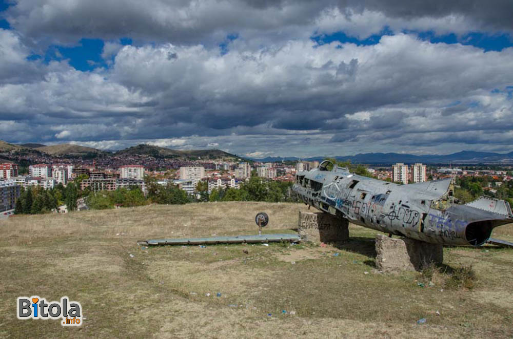 Поглед кон еден од авионите ан Тумбекафе, фотографиран во 2015 година со Битола во позадина